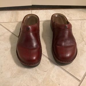 Naot Size 38 Dark Red Mules